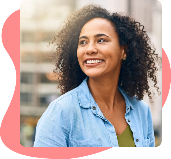 Mulher negra sorrindo e olhando para o lado