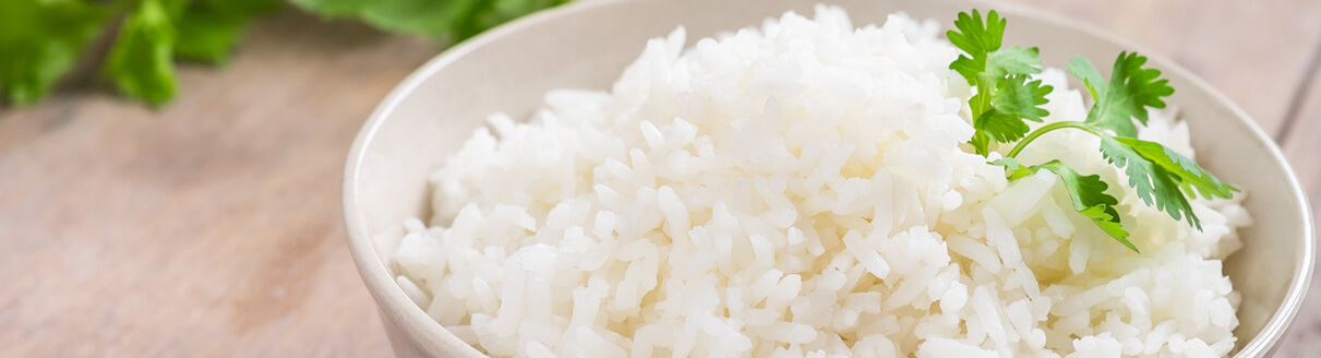 Arroz branco em um recipiente