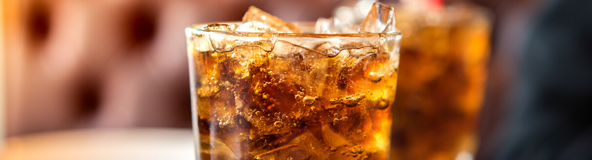 Copo de refrigerante com gelo