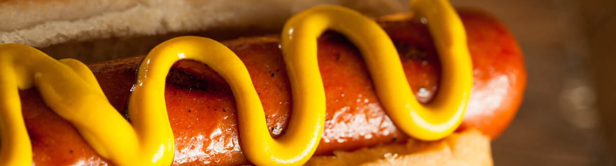 Pão com salsicha e mostarda