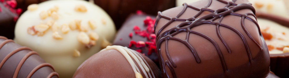 Diversos doces de chocolate decorados