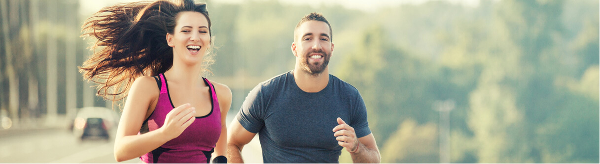 Casal correndo e sorrindo