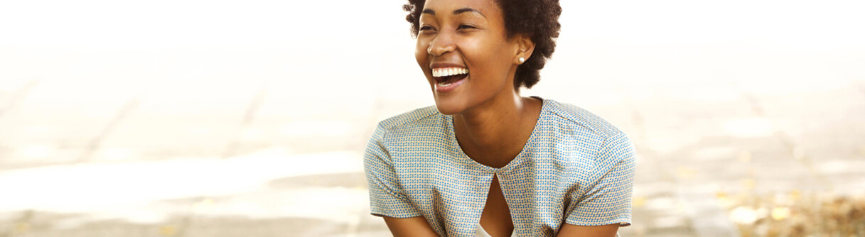 Mulher sorrindo e olhando para o lado