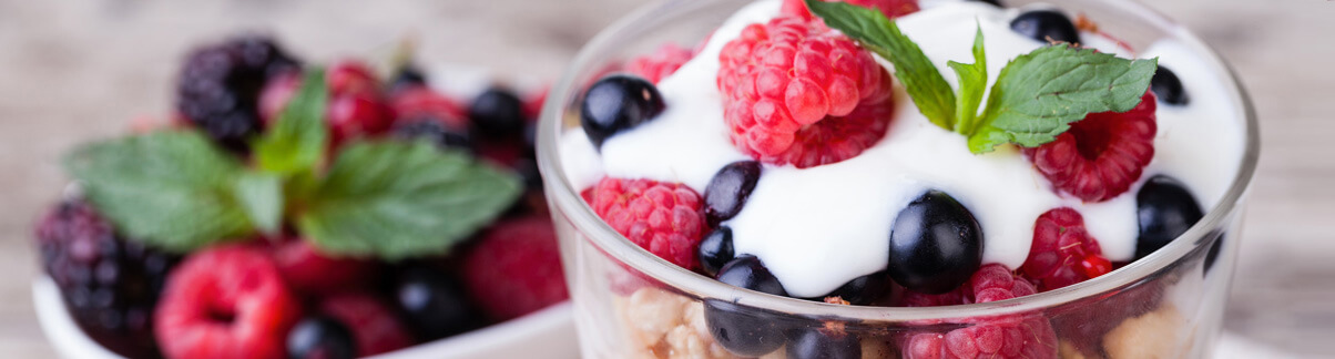 Copo de iogurte com frutas vermelhas