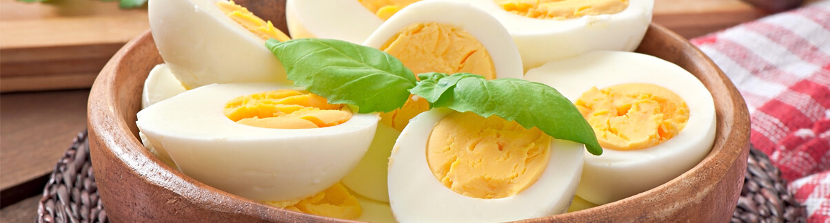 Ovos cozidos cortados em um recipiente