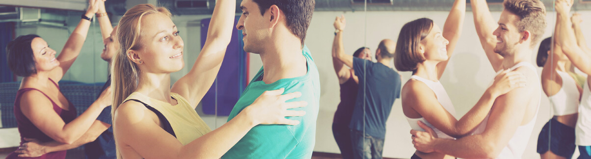 Diversos casais dançando em sincronia