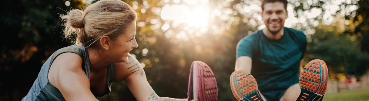 Casal sorrindo e se exercitando