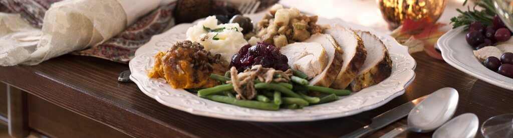 Prato decorado com alimentos típicos do Natal e ano novo