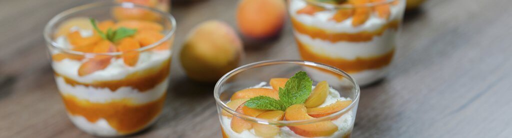 Sobremesa em um copo de algo com leite e frutas saudáveis