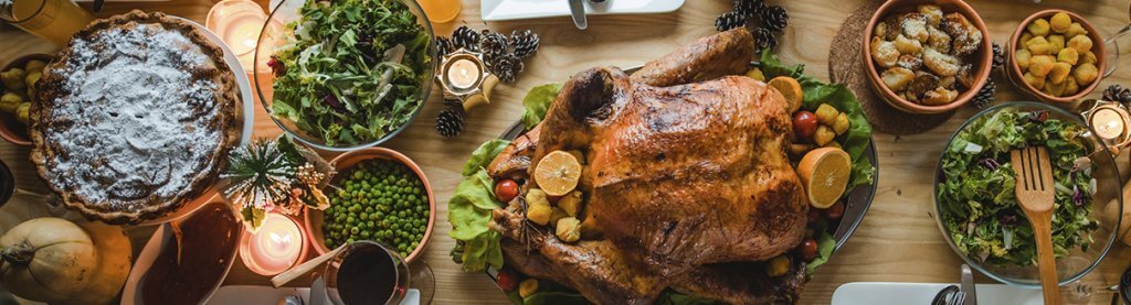 Mesa com diversos pratos típicos de Natal