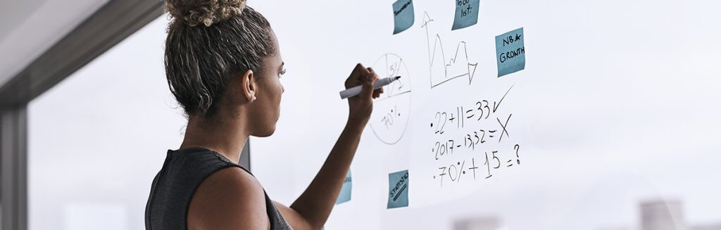 Mulher fazendo cálculo e criando gráfico de crescimento:estatísica, growth e estratégia 