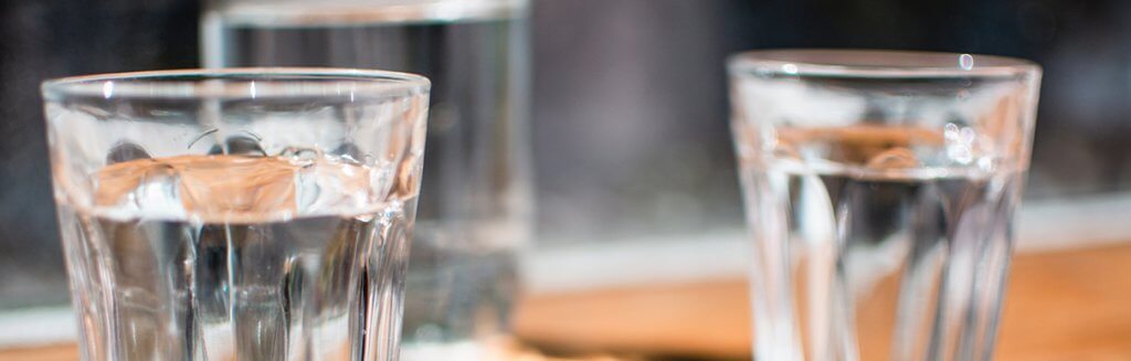 Três copos de água em destaque
