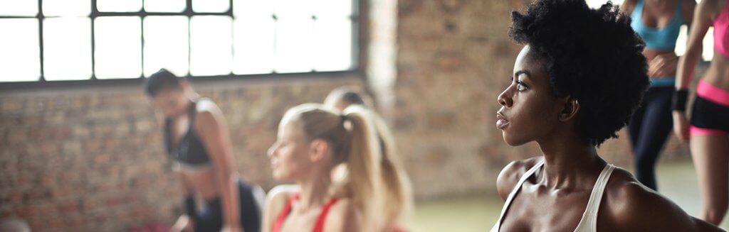 Mulheres de diferentes biotipos com roupa de academia em aula de ginastica ou dança