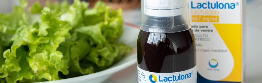 Vidro de Lactulona ao lado de um prato de salada