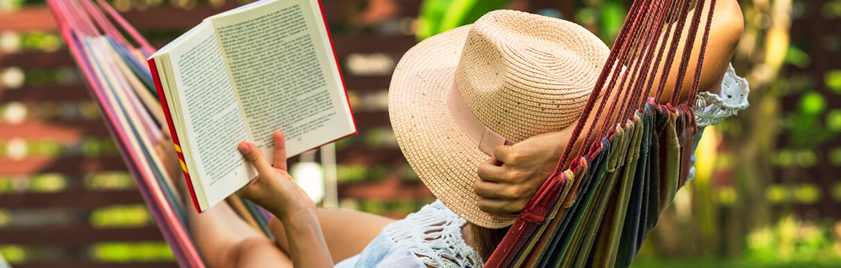 Mulher lendo um livro na rede