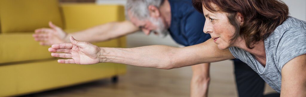 Casal de idosos se exercitando