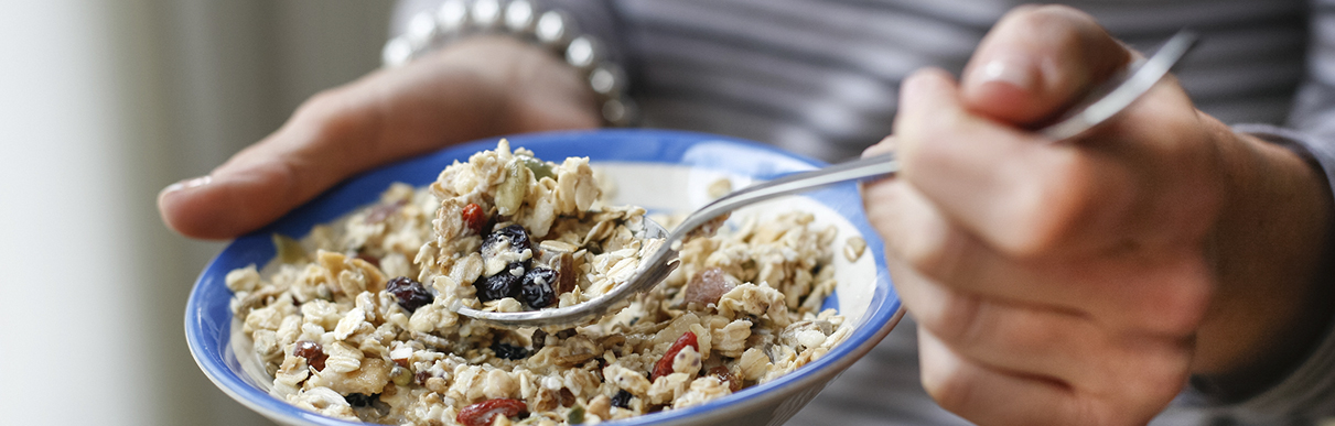 Prato com granola e frutas