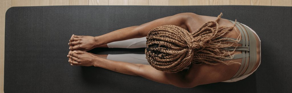 Mulher negra se alongando com imagem vista de cima