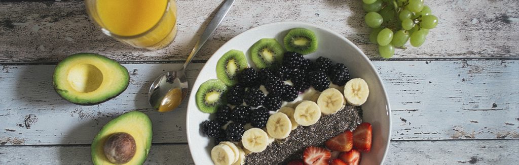 Café da manhã saudável com frutas: prato com kiwis, amoras, bananas, chia e morangos