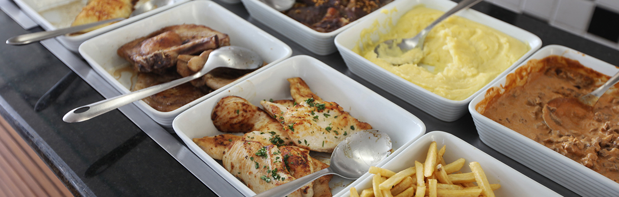 Imagem de diversos pratos como um buffet em uma superfície de mármore como uma mesa