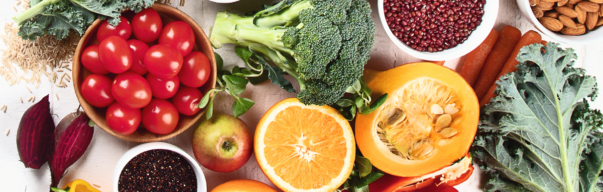 Imagem ilustrativa de diversos alimentos saudáveis, como tomate, laranja, brócolis etc