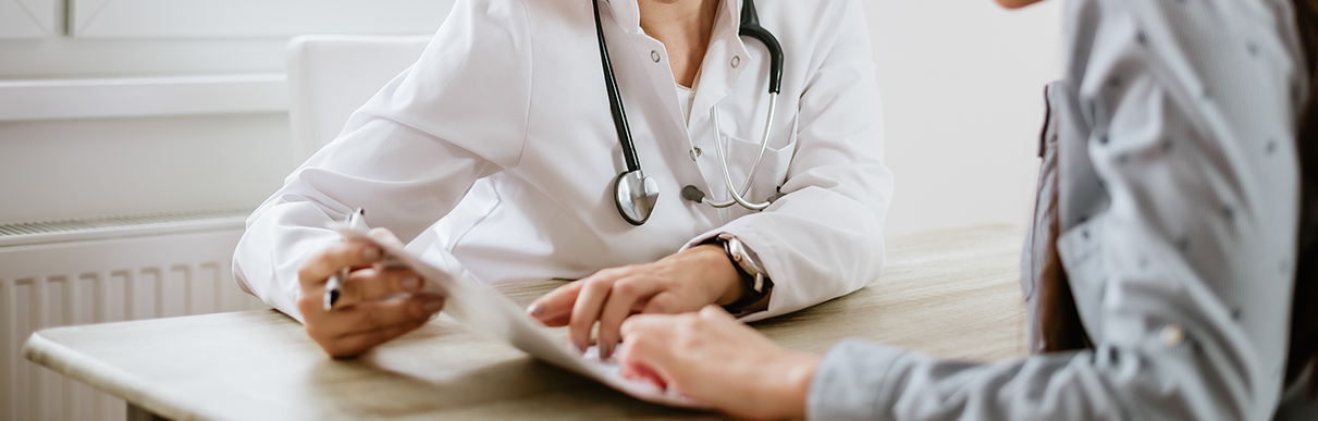 Médica lendo de um prontuário