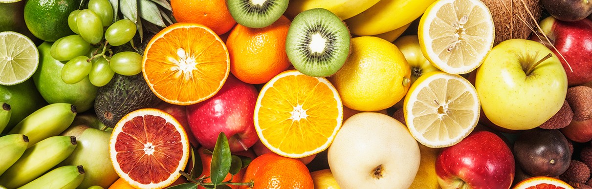 Imagem de diversas frutas cortadas como laranja, maçã, uva, banana, etc.