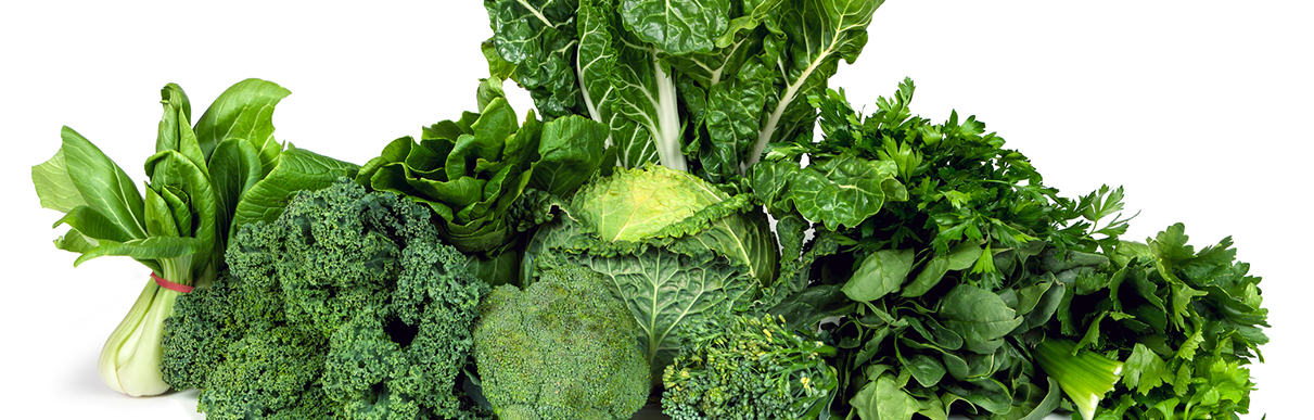 Diversos legumes verdes um ao lado do outro, como brócolis, agrião, repolho...