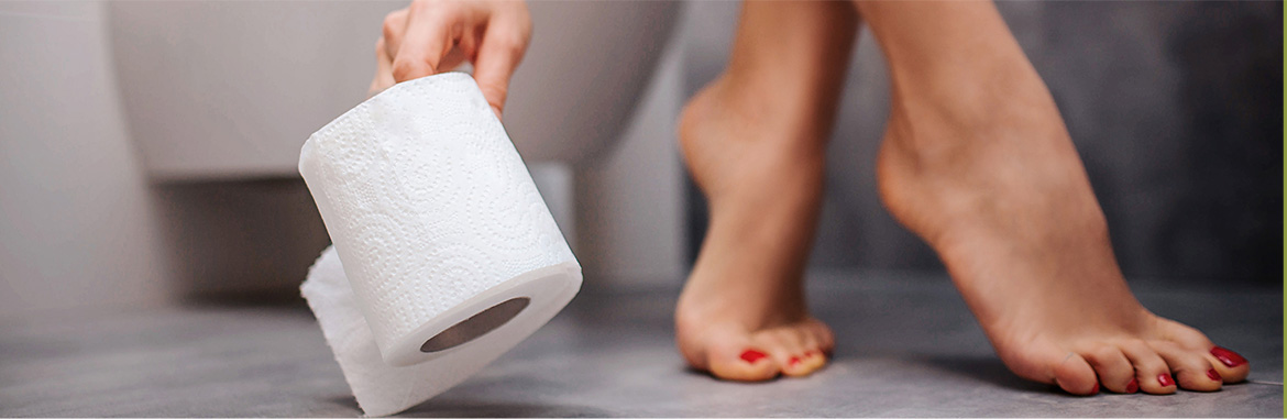 Pessoa segurando um papel higiênico